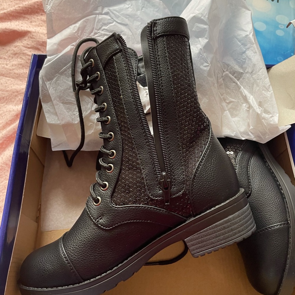 Girls combat boots, NIB, 4